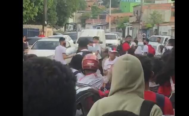 Adolescente é morto e dois são feridos durante briga na porta da escola em Manaus