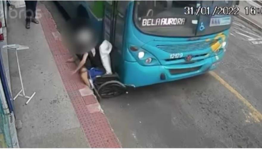 Cenas fortes: cadeirante é atropelada e arrastada por ônibus