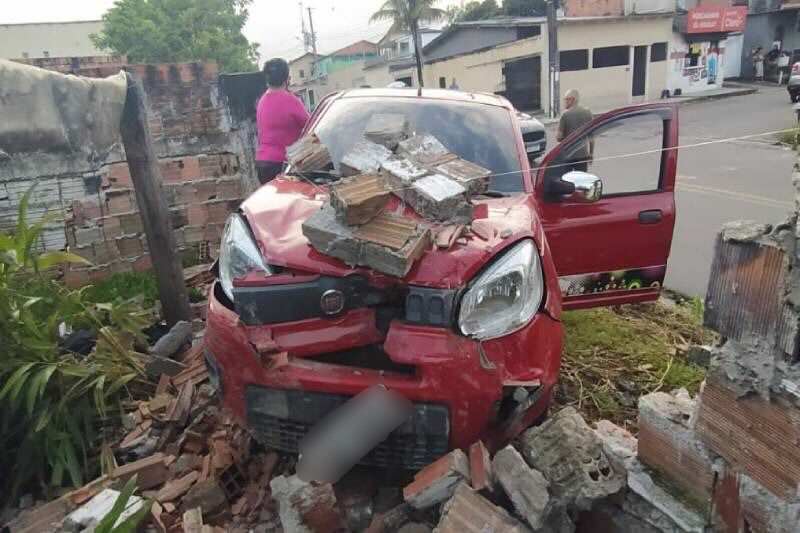 Vídeo: motorista atinge muro de casa após colisão com outro veículo em Manaus