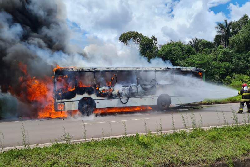Vídeo: ônibus pega fogo e assusta passageiros em rodovia de Iranduba