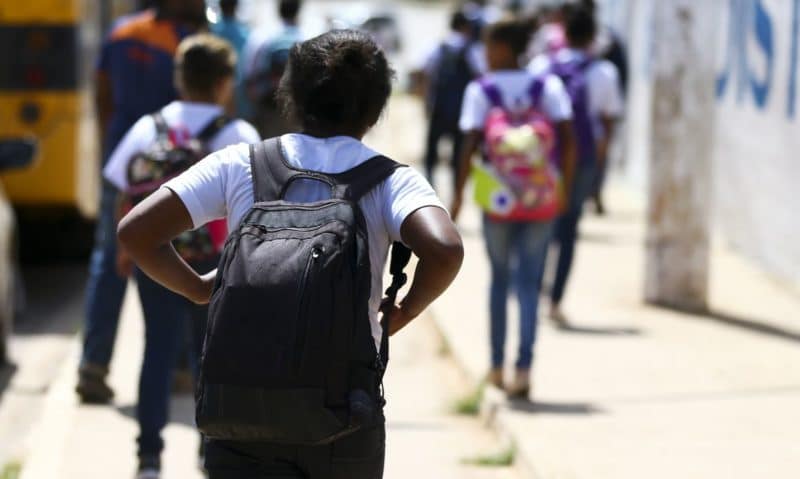 Mais de 650 mil crianças saíram da escola em três anos