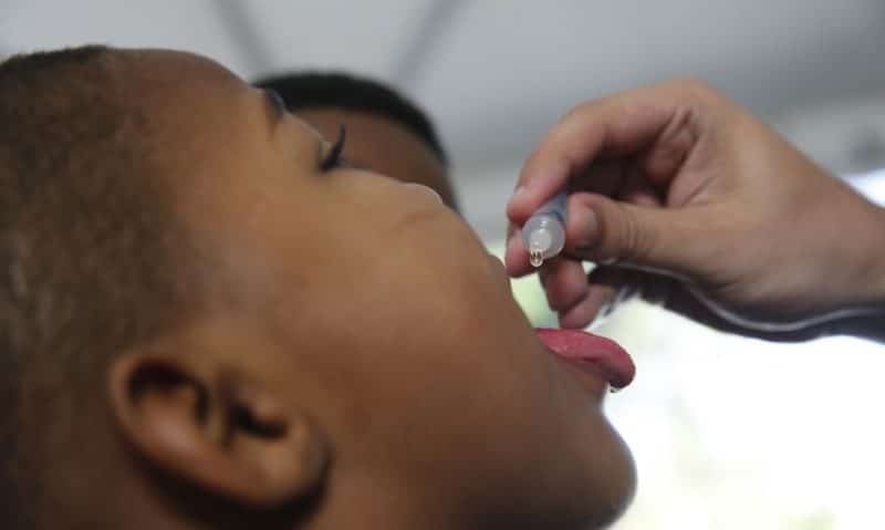 Poliomielite selvagem preocupa países com baixa cobertura vacinal