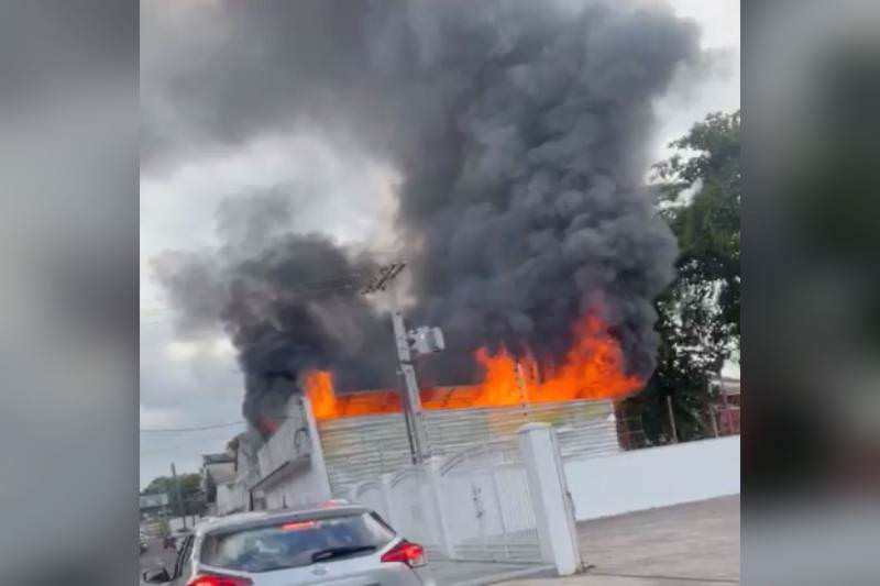 Vídeo: chamas tomam conta de depósito de igreja em Manaus