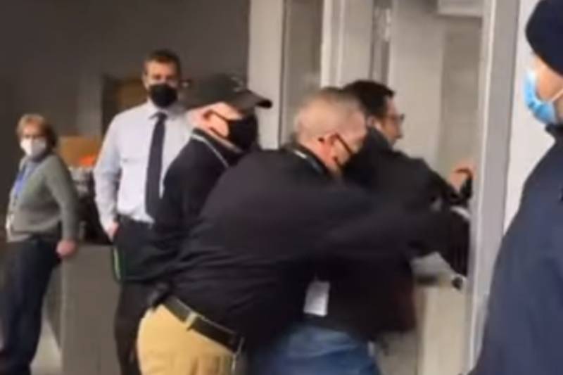 Vídeo: pai de aluno é retirado de reunião escolar após se negar a usar máscara