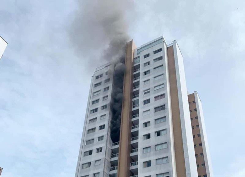 Incêndio atinge apartamento em condomínio na zona Centro-Sul de Manaus