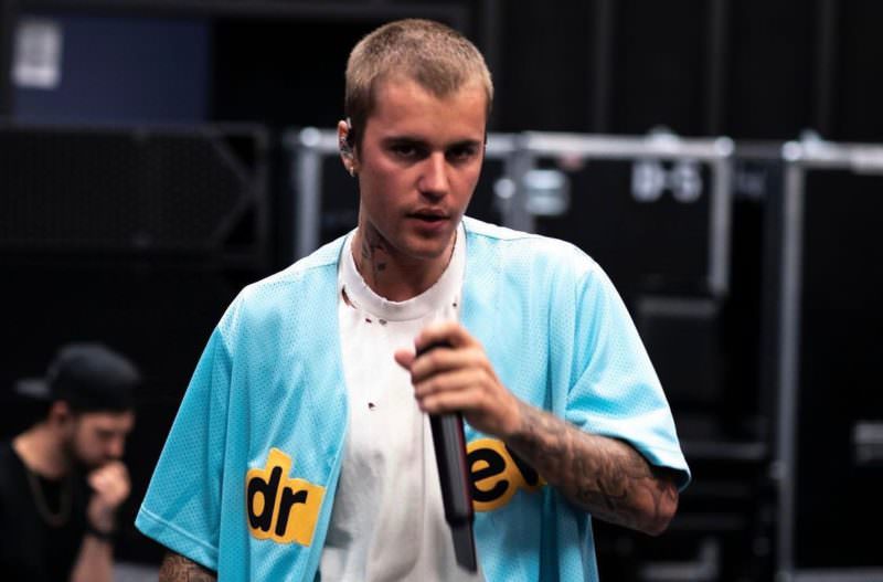 Justin Bieber testa positivo para covid-19 um dia após iniciar turnê mundial