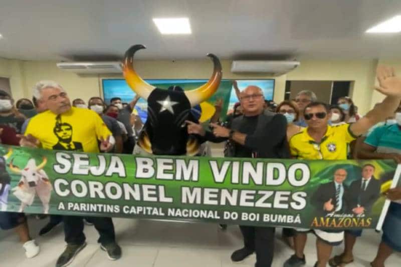 Bois de Parintins proíbem uso de imagem em eventos políticos após recepção a Menezes