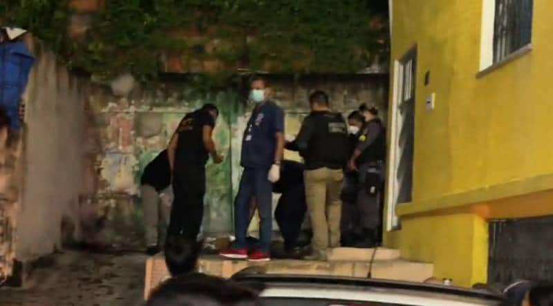Homem é morto por rivais com tiros na cabeça na frente de casa em Manaus