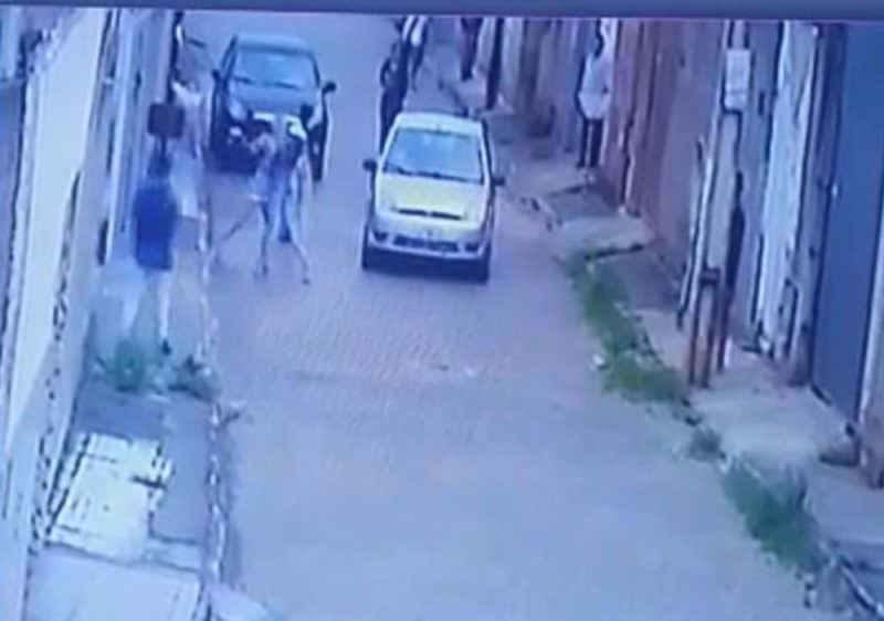 Vídeo: criança é atacada com socos e chutes por mãe de aluna após confusão em escola
