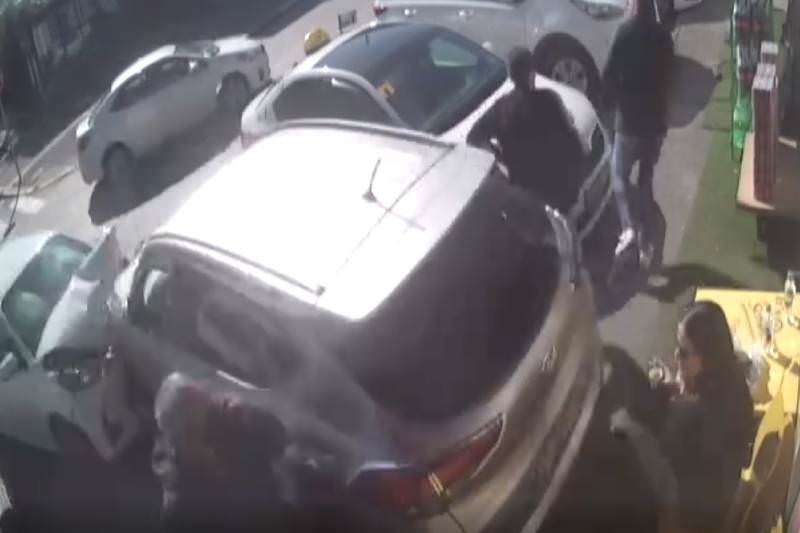 Vídeo: mulher é esmagada por carro descontrolado enquanto tomava café em calçada