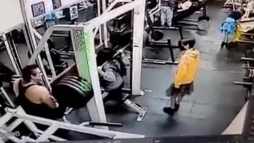 Vídeo: mulher morre esmagada por peso de 180 kg na academia