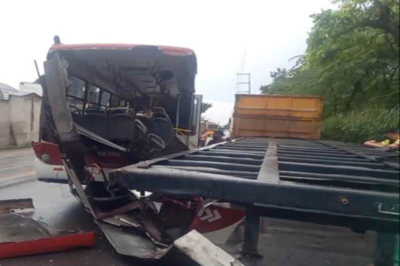 Buraco em rua de Manaus provoca acidente entre ônibus e carreta
