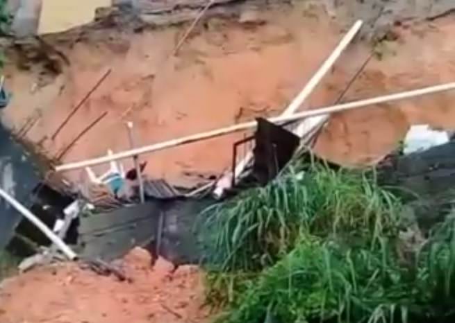 Vídeo: barranco desliza no Petrópolis, em Manaus, e oito famílias são retiradas às pressas