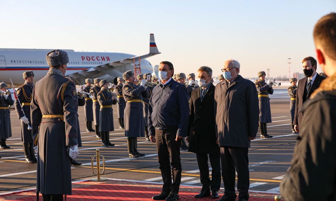 Vídeo: presidente Bolsonaro desembarca na Rússia para encontro com Putin