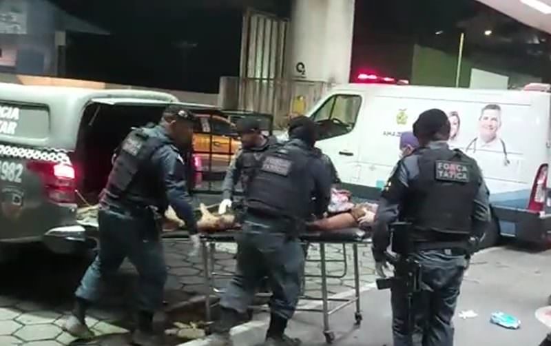 Em troca de tiros com criminosos, policiais resgatam homem que seria esquartejado em Manaus