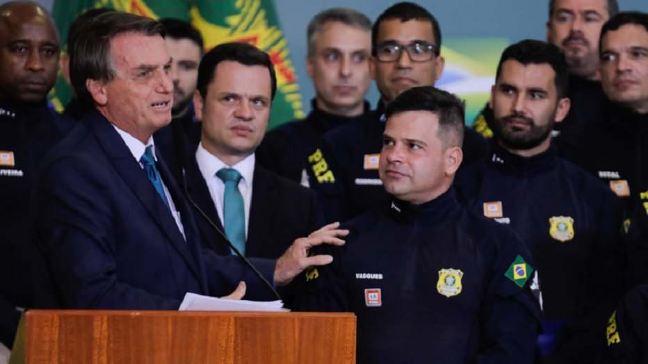 Bolsonaro pede 'compreensão' ao falar sobre reajuste da PRF