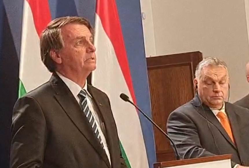 Bolsonaro diz que foco é retirar brasileiros da Ucrânia e defende integridade territorial 