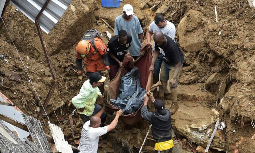 Número de mortes em Petrópolis sobe; buscas entram no 7º dia