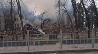 Rússia destrói teatro usado por civis como esconderijo na Ucrânia