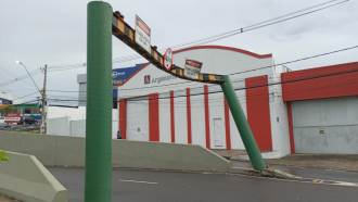 Perigo: estrutura no complexo viário do São Jorge está quebrada e sem manutenção