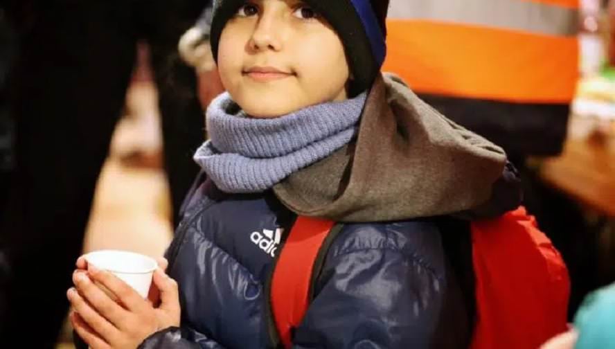 Menino de 11 anos cruza fronteira da Ucrânia sozinho ao fugir de conflitos