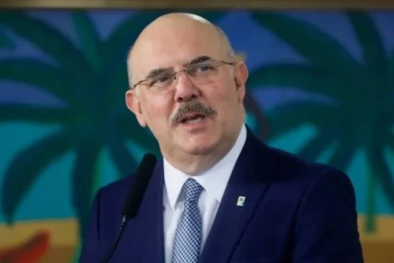 Para se defender de acusação, Milton Ribeiro deve pedir licença do cargo