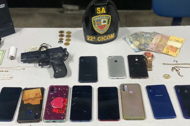 Quatro homens, uma mulher e um adolescente fazem arrastão na linha 678, mas dão de cara com viatura