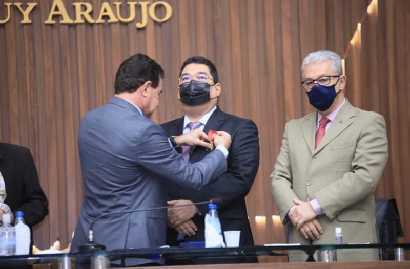 Prof. José Augusto é homenageado com mais alta comenda por décadas de trabalho em prol da educação no AM