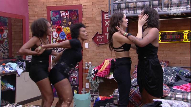 BBB 22: Natália bebe demais, destrói móveis e ameaça bater em Linn