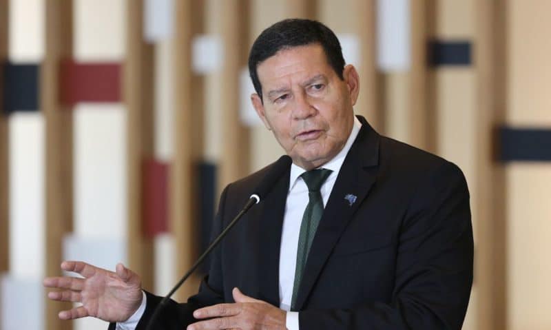 Mourão rebate críticas e nega apoio ao PT: 'governo catastrófico'