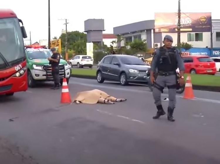 Mulher morre atropelada ao tentar atravessar rua em Manaus 
