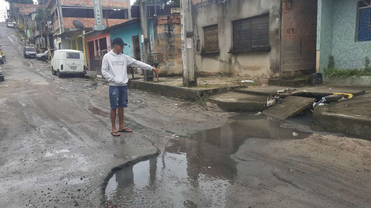 'Tiraram meu direito de ir e vir', reclama morador do Armando Mendes diante da rua esburacada