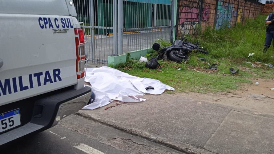 Casal morre em acidente de moto em Manaus; mulher teve a cabeça esfacelada