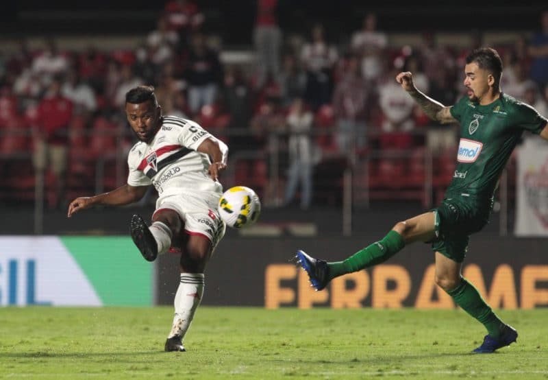 São Paulo fura retranca e elimina Manaus da Copa do Brasil
