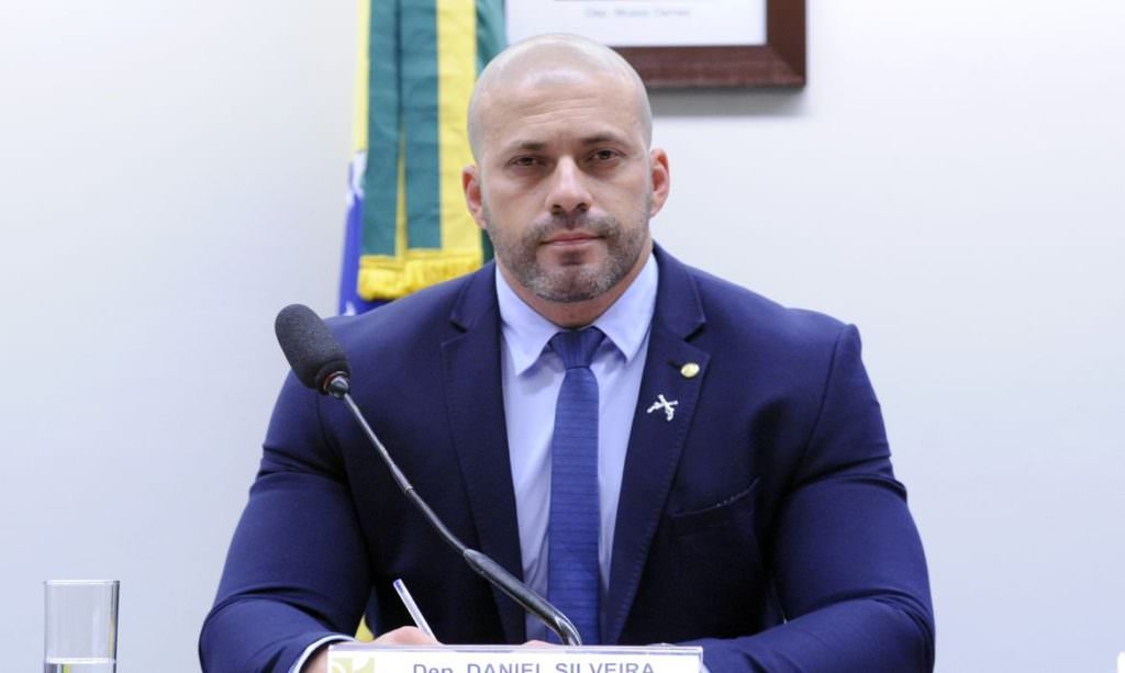 Moraes dá 15 dias para Daniel Silveira depor à PF