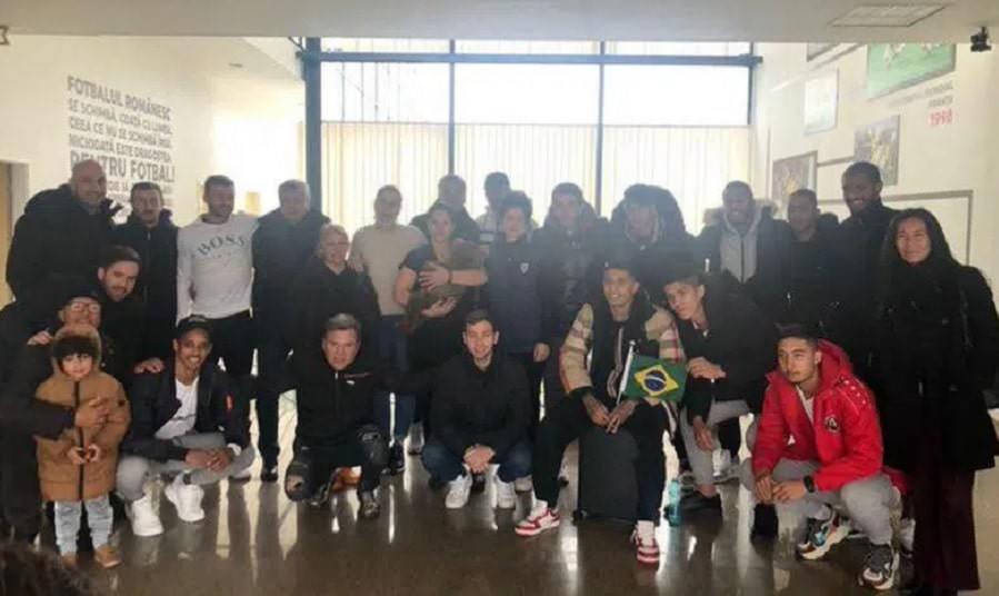 Jogadores brasileiros refugiados na Romênia voltam ao Brasil