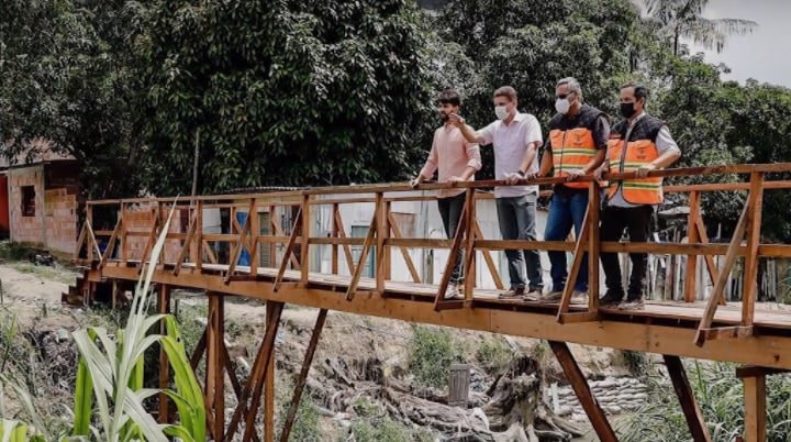 Moradores da Cidade Nova improvisam ponte e cobram: ‘todo ano chega o IPTU pra gente pagar’