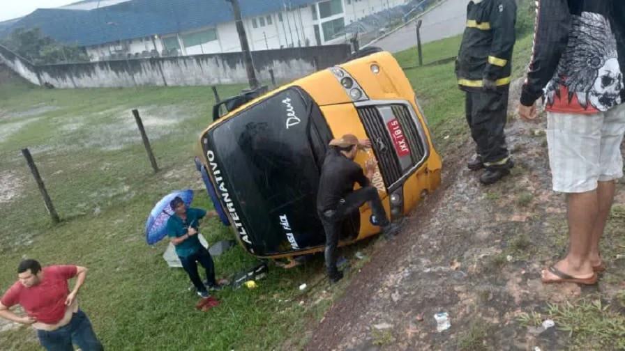 Vídeo: ônibus ‘amarelinho’ capota durante forte chuva em Manaus