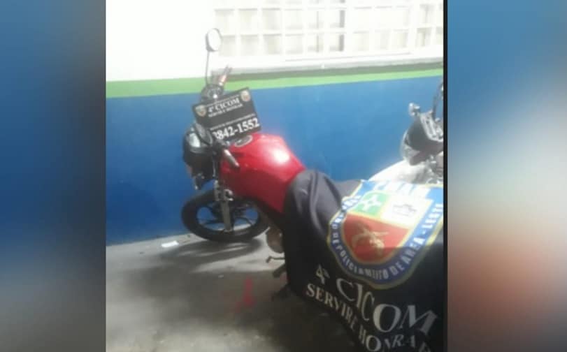 'Paredão' da PM localiza moto roubada na zona Leste