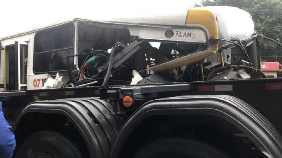 Vídeo: cobradora do ônibus 706 tem perna esmagada em acidente em Manaus