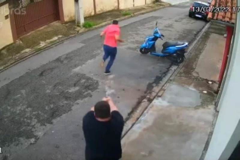 Vídeo: vice-prefeito tenta bater em comerciante e acaba levando tiro na perna