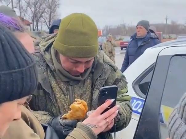 Vídeo: soldado russo rendido na Ucrânia recebe chá, bolo e um celular para falar com a mãe