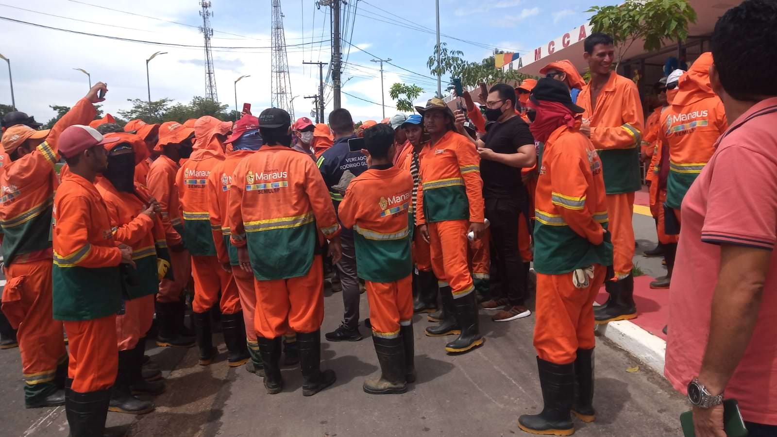 Vídeo: garis da Prefeitura de Manaus fazem paralisação após atraso em vale-transporte