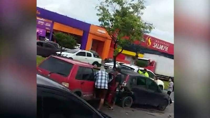 Vídeo: motorista fica ferido após engavetamento na Torquato Tapajós