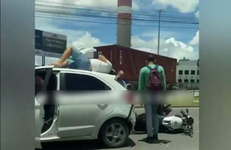 Vídeo: motociclista vai parar em cima de carro após acidente de trânsito