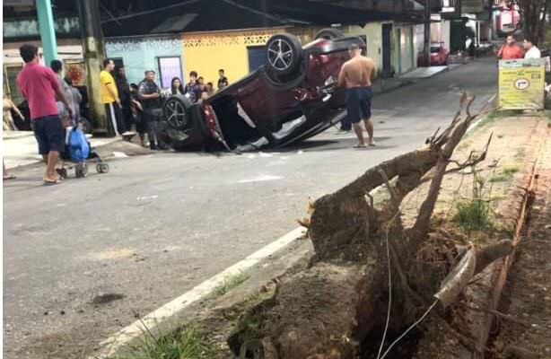 Mulher morre atingida por carro de médico que capotou em Manaus