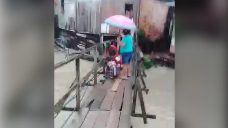Adolescentes caem em igarapé durante forte chuva em Manaus