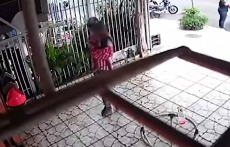 Vídeo: homem assalta estabelecimento com criança no colo e faca na mão