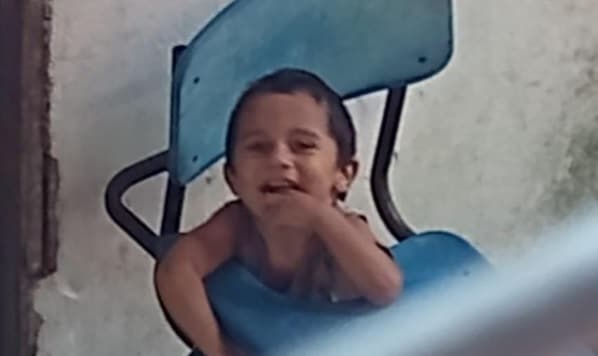 Na porta do IML, mãe confessa ter espancado o filho de 2 anos morto em Manaus: 'estava estressada'