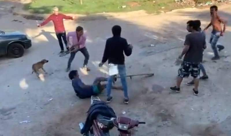 Vídeo: para se defender em briga de rua, homem furta muleta de deficiente que parou para ver o “duelo”